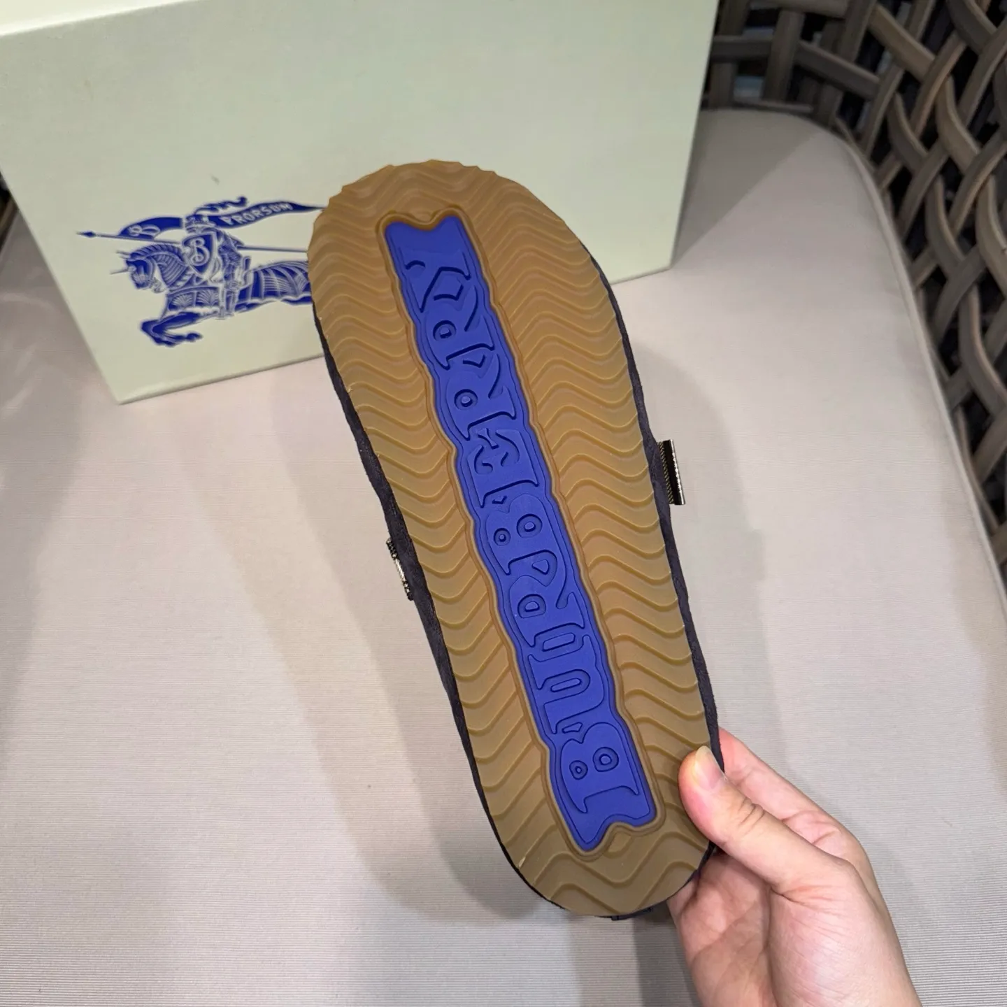 Men's Men's Shoes 💰360 [New Style] 🐝🐝Burberry New Burberry - Men's Checked Leather Urchin Half-Flop Sandal Made of soft suede cowhide and calfskin, these half-flop sandals feature an adjustable B-shaped buckle strap and are decorated with the signature sand-colored Burberry check in jacquard worsted. The upper wraps around the midsole and is paired with a sole made of the same upper material with an embossed logo on the heel and a wavy rubber outsole embellished with the Burberry lettering. Fashionable and casual! Comes with full set of original packaging dust bag! Code number: 39-40-41-42-43-44 standard code (38/45 can be customized and returns and exchanges are not supported)
